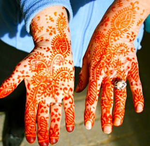 have your hands and feet painted with henna or your hair adorned with saffron by a local village artist